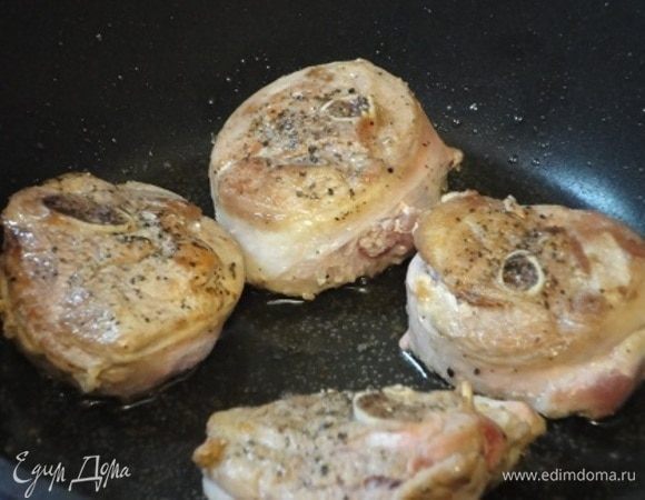 В глубоком сотейнике хорошо разогреть растительное масло и обжарить мясо с двух сторон до золотистой корочки. Убрать в отдельную посуду.