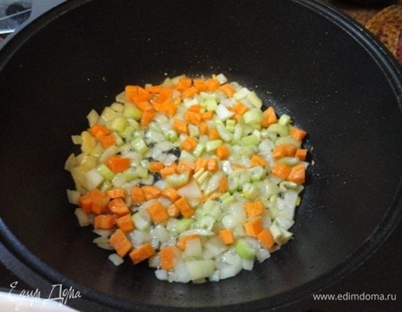 В том же сотейнике, где обжаривали мясо, теперь обжариваем лук, морковь, сельдерей и чеснок 5 минут. Добавляем вино, даем выпариться алкоголю и вливаем куриный или овощной бульон. 