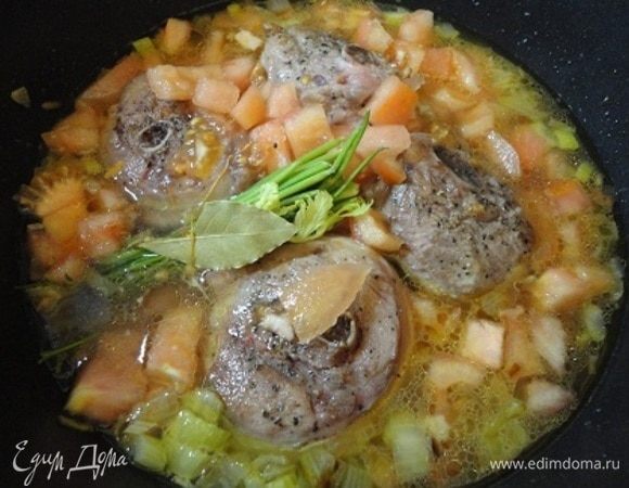 Доводим до кипения, добавляем ложку хорошего, можно острого, томатного соуса, мясо, букетик пряностей и сверху помидоры. Накрыть крышкой и тушить на медленном огне (или в духовке при температуре 160°С 3 часа) примерно 2 часа. Это телятину. Индейку я тушила 1,5 часа. Посыпать жаркое гремолатой (часть оставить для подачи) и дать настояться 10 минут.