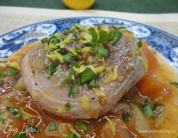 При подаче ломтик мяса выложить на овощи и посыпать гремолатой. При желании можно добавить гарнир из риса или пасты.