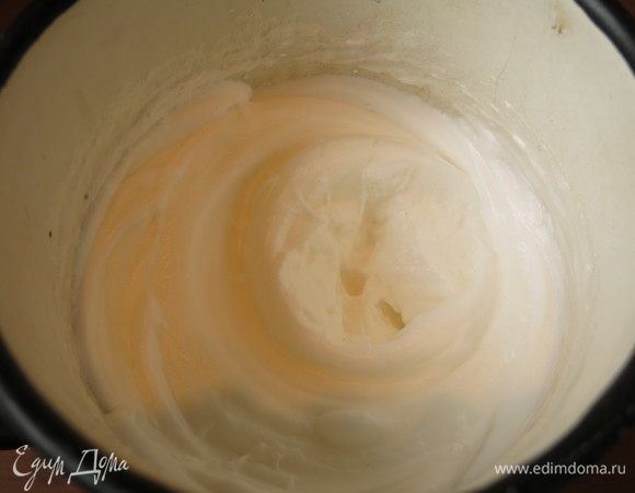 Взбиваем белки 2 шт.