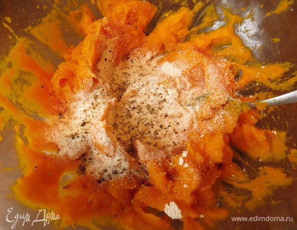 В тыквенную массу добавляем муку, манку, соль, перец. Перемешиваем.