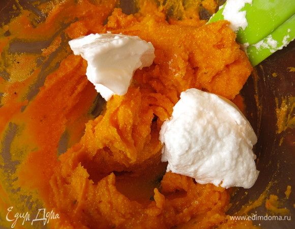 Вводим белки порциями.