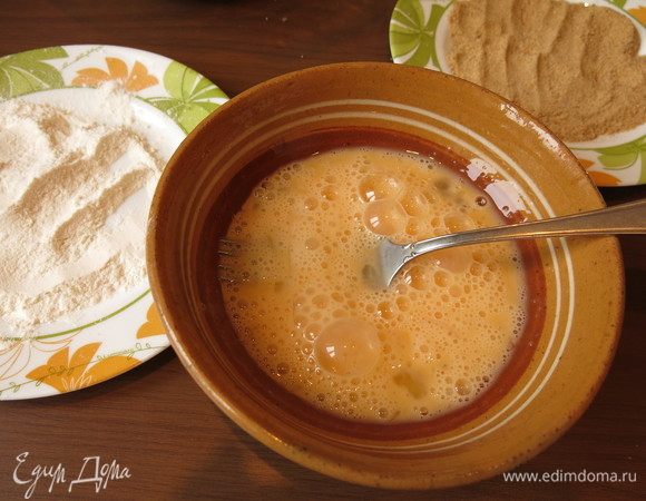 Подготовим сухари, муку, яйца взбитые. Количество муки дополнительно — 2–3 столовые ложки.