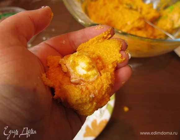 Мокрыми руками берем фарш, вкладываем в середину моцареллу.