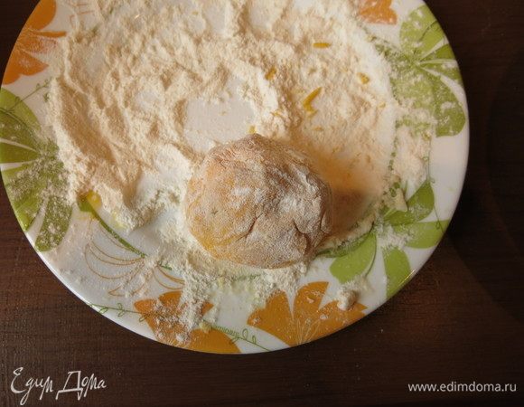 Помещаем котлеты в муку.