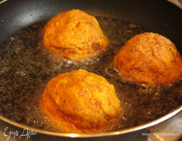 Обжариваем котлеты в масле, выкладываем на салфетку для снятия лишнего жира. Подаем теплыми. Приятного!