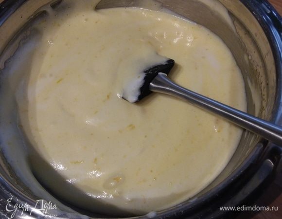 Аккуратно вмешаем взбитые белки во взбитые желтки. Перемешиваем лопаточкой движениями сверху вниз. 