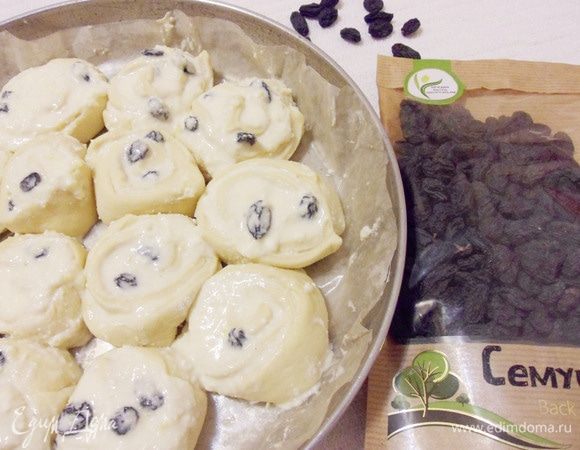 Форму для запекания застелить бумагой для выпечки. Рулет нарезать кружочками толщиной около 2–2,5 см и уложить в форму.