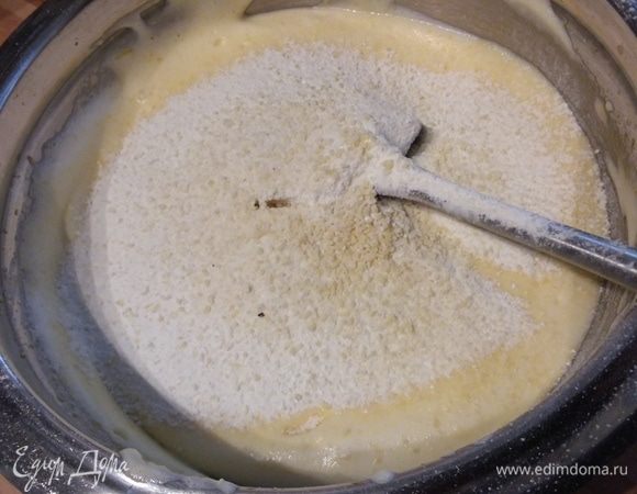 Просеиваем мучную смесь и так же порционно вмешиваем лопаточкой в яичную массу. 