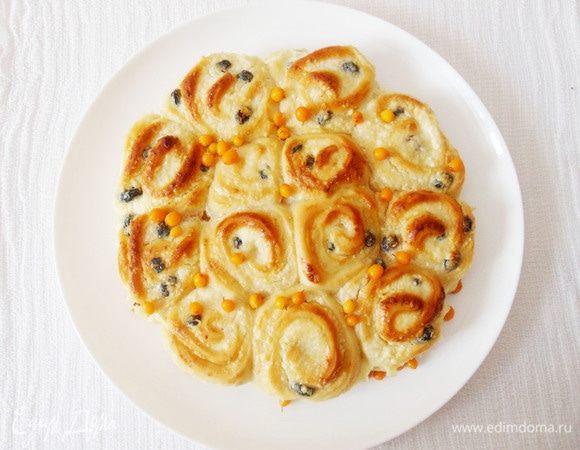 Творожные ватрушки под сливками готовы. Можно украсить любыми ягодами (у меня облепиха).