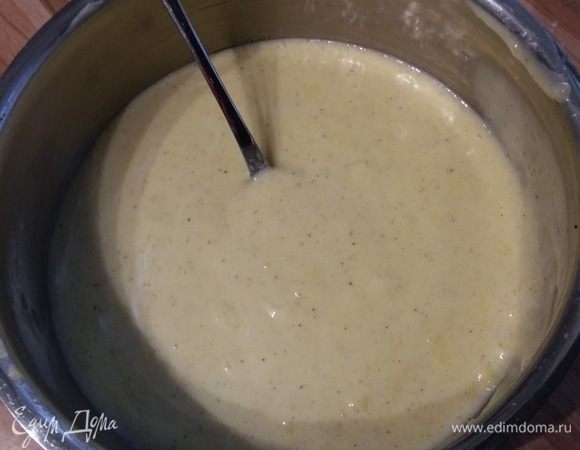 Тут же вмешиваем взбитые белки в заварной крем. Перемешиваем лопаточкой движениями сверху вниз. Такой способ приготовления заварного ванильного крема встречаю впервые. Крем получается нежнейший. Белки подвергаются термической обработке, когда перемешиваются с горячим кремом, поэтому повода для беспокойства нет. 