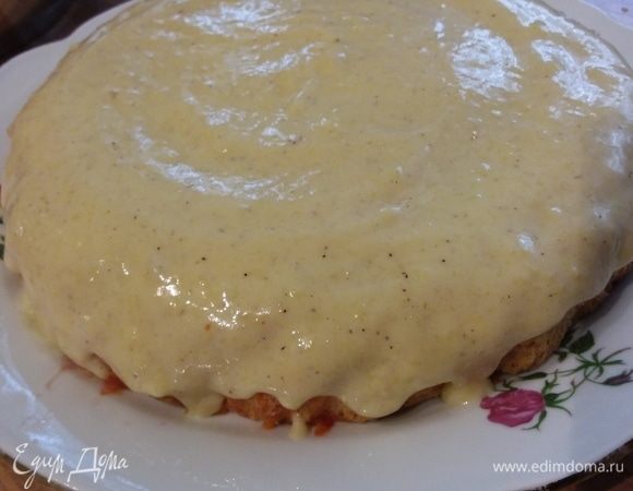 Смазываем остывший пирог еще теплым ванильным кремом. Я протирала крем через сито, потому что мне не удалось избежать комочков, но в принципе, все изъяны покроет слой кроканта. Отправим торт в холодильник до востребования. 