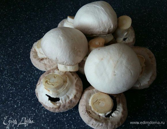 Шампиньоны очистить, вскипятить воду в кастрюле.