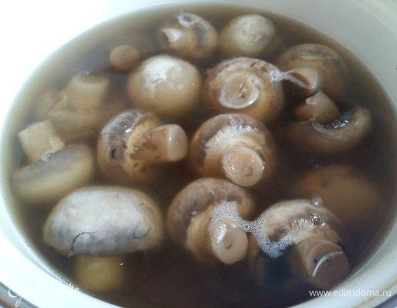 Отварить шампиньоны в течение 10 минут с момента закипания. Остудить немного и отжать каждый грибочек от излишек жидкости, ведь эти грибы, как губка, впитывают в себя воду. Иначе фарш потом может получиться жидким.