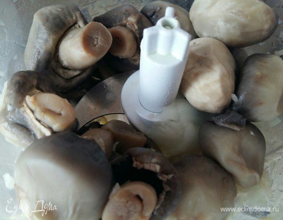 Измельчить грибы и репчатый лук удобным для вас способом. 