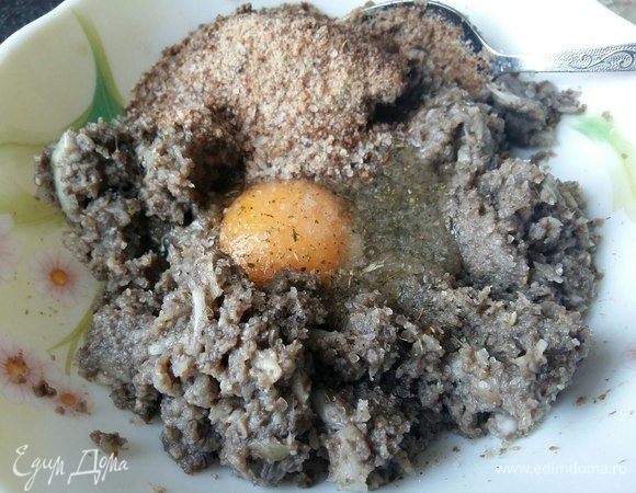 Добавить яйцо, панировочные сухари, соль, перец. Сухари я делаю сама, в данном случае у меня сухари из смеси белого и ржаного хлеба. Вы можете взять готовые из магазина, можете сделать сами из остатков любого черствого хлеба. Все перемешать.