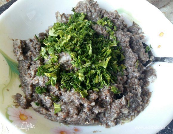 Добавить микс зелени — это петрушку и укроп, по несколько веточек каждой. Все еще раз перемешать.