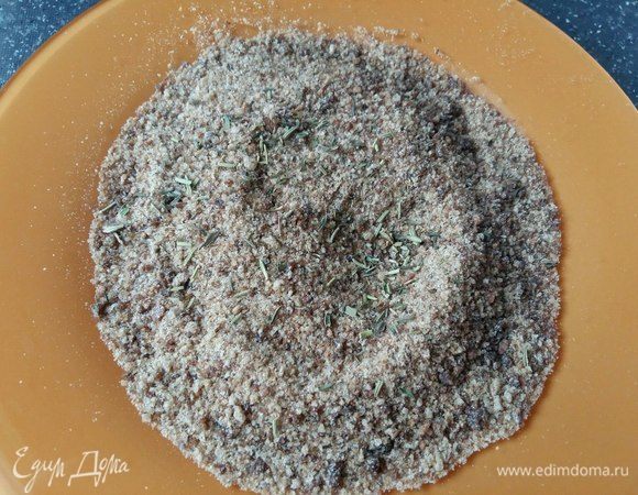 Для панировки котлет в сухари добавить щепотку прованских трав. Можно не добавлять.