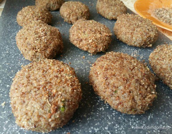 Слепить небольшие котлетки и обвалять их в сухарях. 