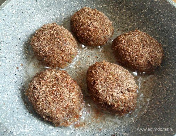 На сковороде с добавлением растительного масла на среднем огне обжарить котлетки в обеих сторон до зарумянивания (3–4 минуты). 
