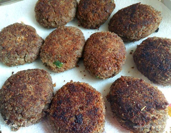 Из данного количества фарша получается 10 небольших котлет.