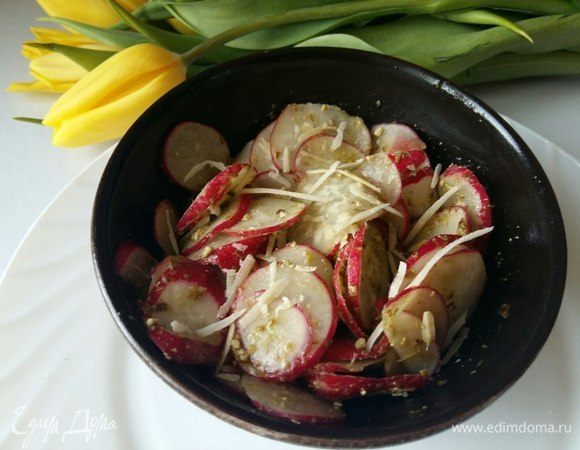 С котлетками можно подать, например, легкий салатик из редиса, соуса песто и пармезана. Для этого редис нарезать слайсами, добавить немного соуса песто, щепотку соли и потереть сверху пармезан. Легко, быстро и вкусно. 