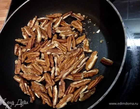 Для кроканта орехи (поломать пополам) обжарим на сухой сковороде. В сотейнике приготовим карамель: на среднем огне растопите сахар. Как только сахар достигнет нужного золотистого цвета, пошевелите пеканами так, чтобы они были покрыты карамелью вокруг. 