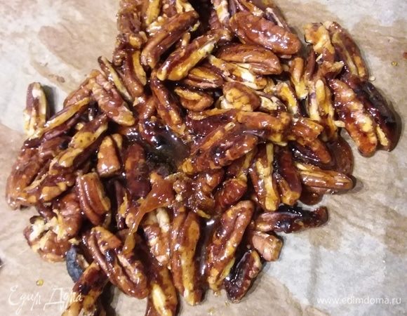 Затем сразу же выложите на подготовленную бумагу для выпечки. Когда орехи остынут, поместите в мешок и разбейте молоточком. 