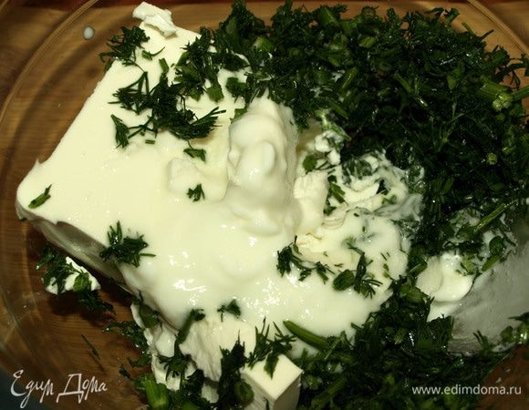 Укроп мелко порубить. Брынзу соединить с йогуртом, укропом, черным перцем.  