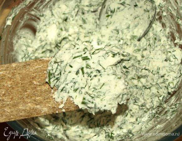 Все хорошо соединить. Получается сырная паста, которая готова к употреблению. Очень вкусно с ржаными хлебцами. 