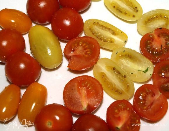 Помидоры разрезать на половинки.