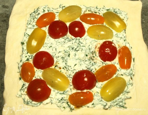 Выкладываем начинку из брынзы. Выкладываем помидоры по кругу. Оставляем пространство в центре для куриного яйца. Отправляем в заранее разогретую духовку до 180°С и выпекаем 20-25 минут (ориентироваться на свою духовку). Через 20-25 минут достаем пирог.