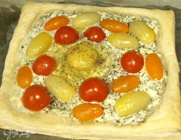 В центр пирога вливаем яйцо. Перчим, солим по вкусу. И отправляем в духовку до готовности яйца (готовность яйца на ваш вкус). 