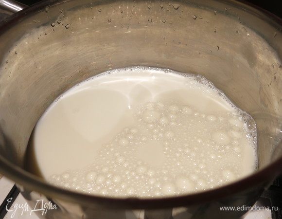 Нагреваем молоко.