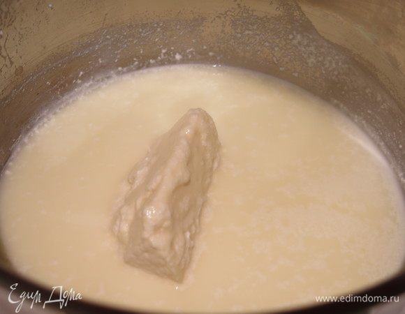 Сыр делим на две части и кладем в молоко, нагреваем.