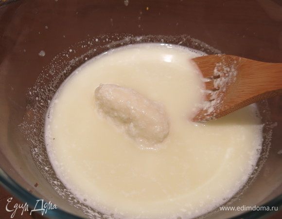 Когда сыр станет мягким, достаем его, кладем в миску и заливаем половником молока. Остальное молоко держим на слабом огне, чтобы не остыло.