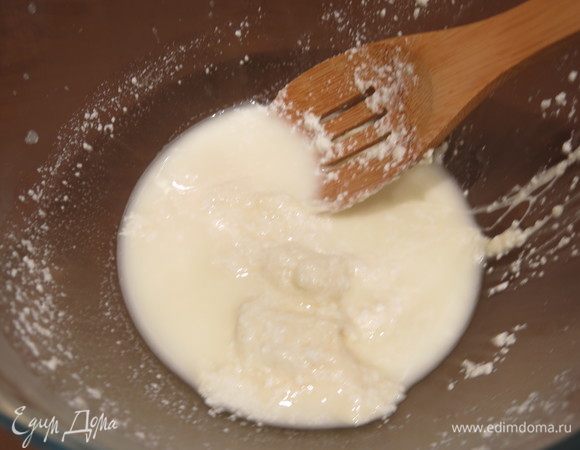 Растираем сыр, сливаем молоко в молоко, которое нагревается, еще раз заливаем сыр, так повторяем четыре раза, менять молоко на теплое нужно, чтобы сыр не твердел. Остатки сыра нарезаем кусочками, кладем в тарелки.