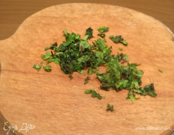 Нарезаем мяту. Кладем в суп.