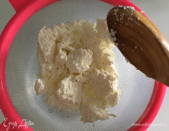 Для данного рецепта я взяла домашний творог. И сперва перетерла его через сито. Таким образом в твороге не будет комочков, он будет нежный, однородный и очень воздушный. Это придаст сырникам чудесную структуру.