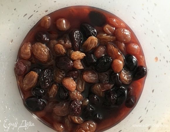 Что касается изюма, то если честно, у меня после новогодней выпечки остался замоченный в роме изюм! Такой душистый, мягонький, пропитанный за эти месяцы, в этом рецепте такой пьяный изюм очень удачно вписался, оттенив своей «пьяной» ромовой ноткой легчайший кокосовый аромат! Так вот — 2 горсти замоченного в алкоголе изюма понадобится для данного количества ингредиентов.