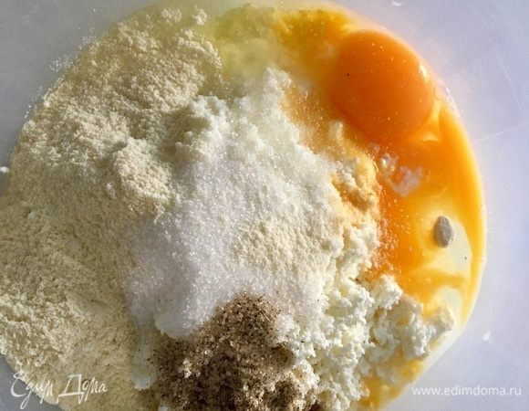 Немного ванильного сахара. Все тщательно перемешиваем.