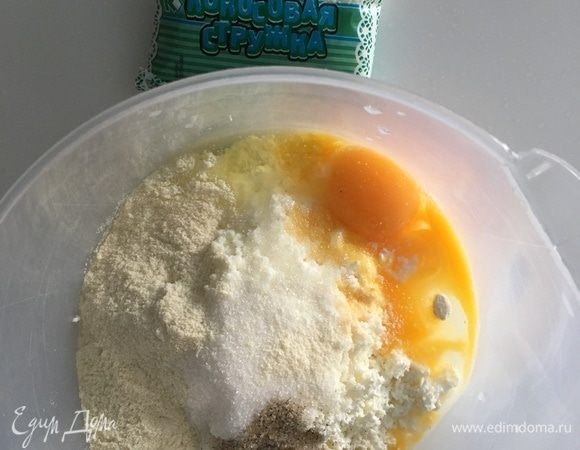 Теперь всыпаем 3 столовые ложки с горкой очень полезной и ароматной кокосовой муки. Для поддержки немного экзотической кокосовой составляющей здорово добавить 1 столовую ложку кокосовой стружки.