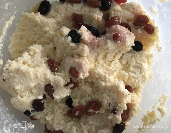 И в последнюю очередь вводим «пьяный» изюм, предварительно отжав его от лишней жидкости. Тщательно перемешиваем все ингредиенты.