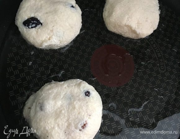 На сковороде разогреть растительное масло. Мокрыми руками формируем сырники и отправляем на сковороду.