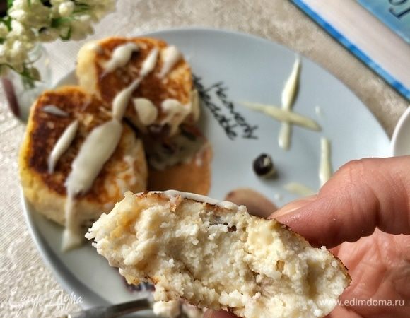 А посмотрите какая нежная и однородная структура у сырников! И соус не перебивает ароматы и вкусы, а придает сырничкам еще больше нежности и сливочности! С праздником, девочки!