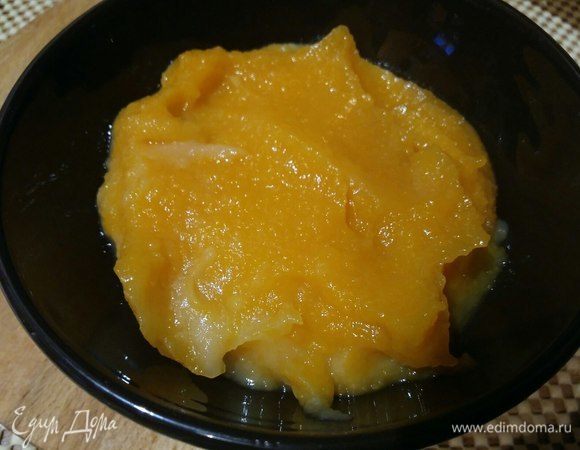 Возьмем 200 грамм готового тыквенного пюре. У меня было в холодильнике, ранее приготовленное. А как сделать тыквенное пюре, можно посмотреть в рецепте https://www.edimdoma.ru/retsepty/111341-lenivtsy-tvorozhnye-s-tykvoy. 