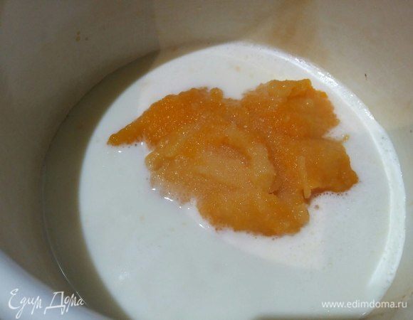 Добавить к горячему молоку.