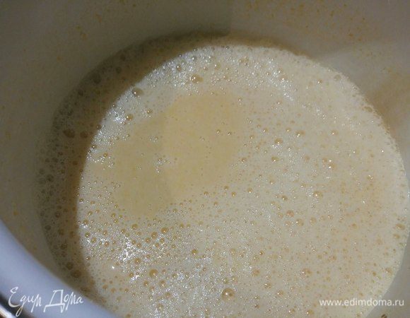 Перемешать венчиком до однородной консистенции, довести до кипения.