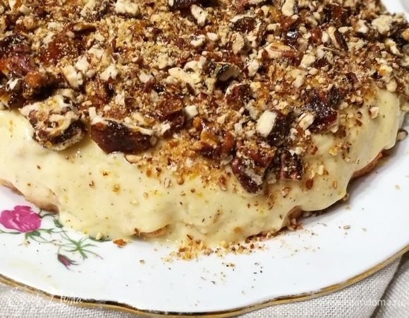 Посыпаем крокантом охлажденный тортик. Советую это делать непосредственно перед подачей, иначе карамель растает. Это не значит, что торт будет невкусным, но хрустинка исчезнет. 